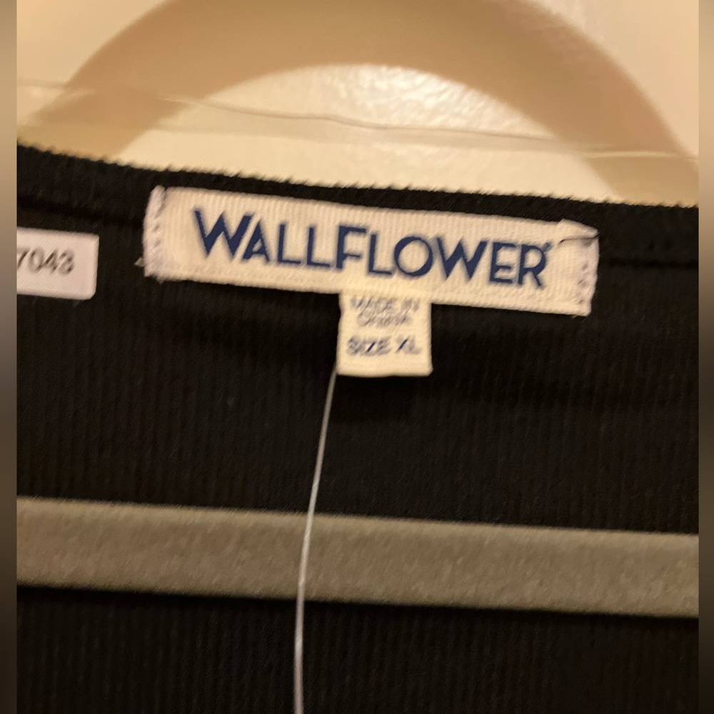 🐝  Cropped Tee - Picture 3 of 5